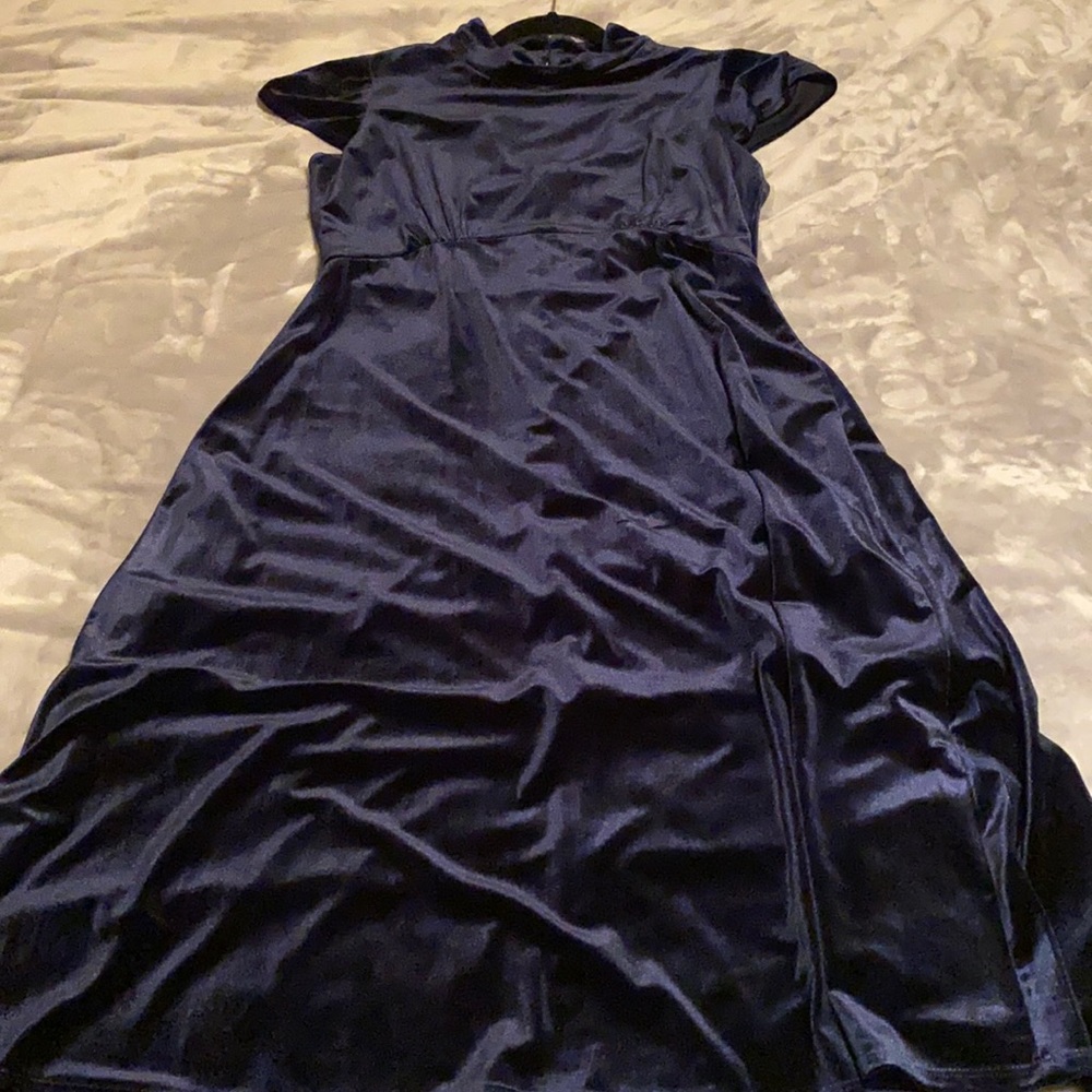Vince Camuto Women’s short sleeve mock neck Velvet Midi Dress size 14 Navy Color